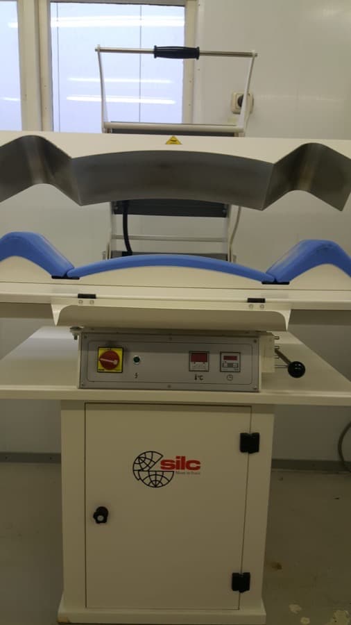 Een professionele wasmachine in onze wasserij