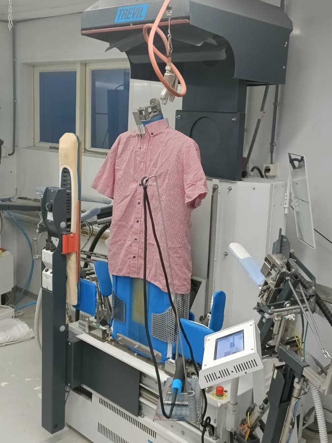 Een overhemd afgewerkt op de pers