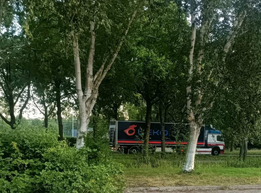 Vrachtwagen met een lading linnengoed, klaar voor vertrek