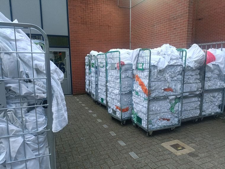 Schone was per pallet, klaar voor bezorging op locatie