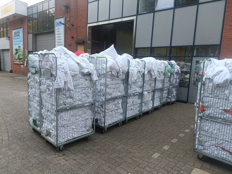 Rolcontainers met schone was, klaar voor transport